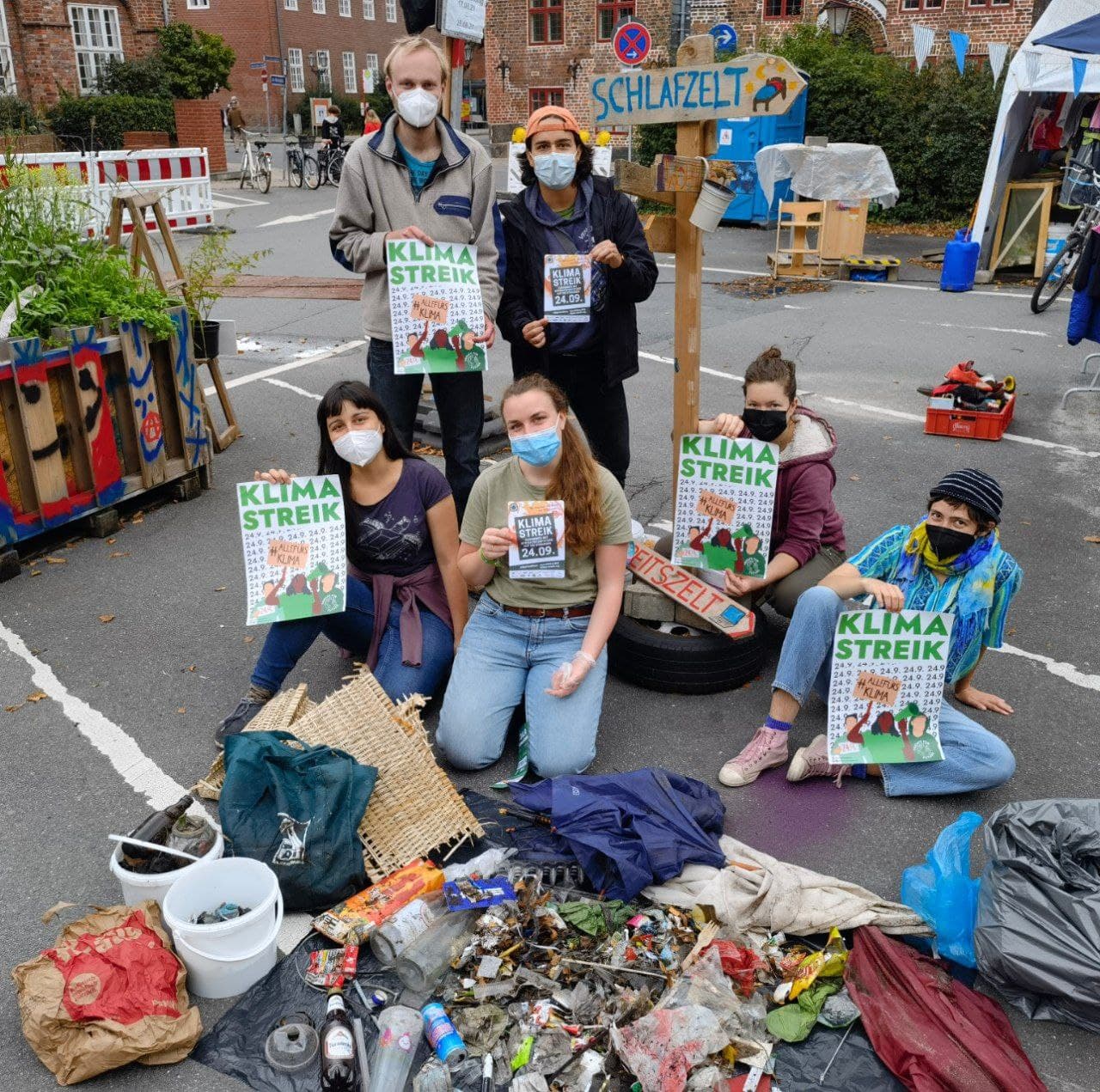 Aktivist*innen beteiligen sich am Global Clean Up Day