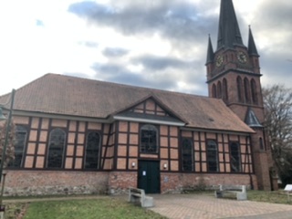 Datei:Die Hippolit-Kirche im Zentrum von Amelinghausen.jpg
