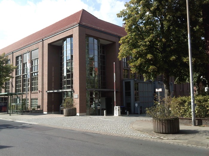 Blick von der Wallstraße auf das Stadtarchiv im Gebäude der ehemaligen Landeszentralbank. Foto: Lünepedia.