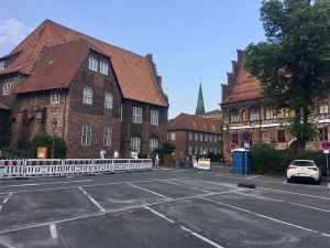 Marienplatz zwischen Ratsbücherei und Rathaus.jpg