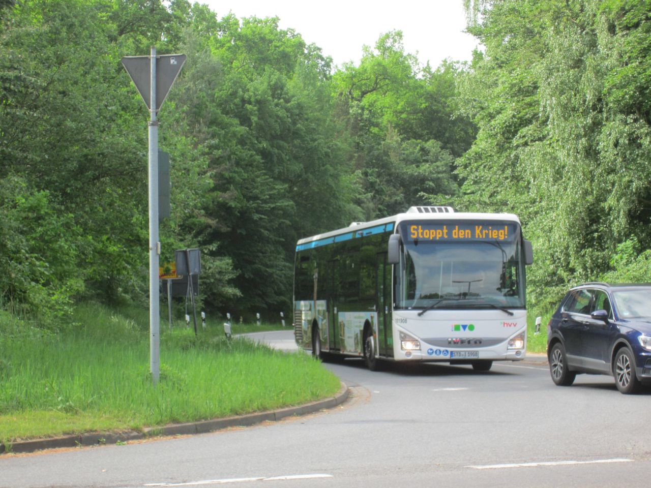 Bus der KVG mit dem Schriftzug "Stoppt den Krieg!", 20. Mai 2022. Foto: Lünepedia - https://www.luenepedia.de/wiki/Datei:Bus_Stoppt_den_Krieg.jpg.
