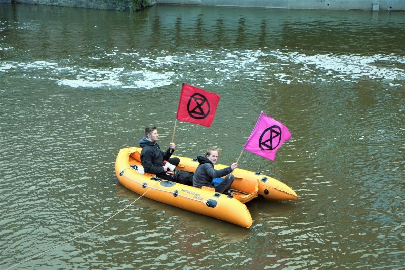 Datei:Grün gefärbte Ilmenau.jpg