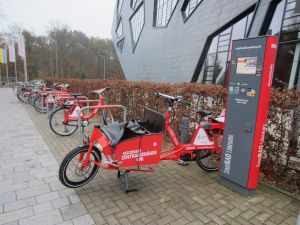 Station Universitätsallee Zentralgebäude.jpg