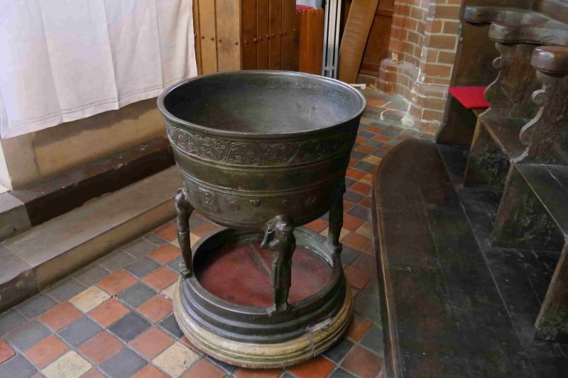 Datei:St nicolai taufbecken 02 klein.jpg