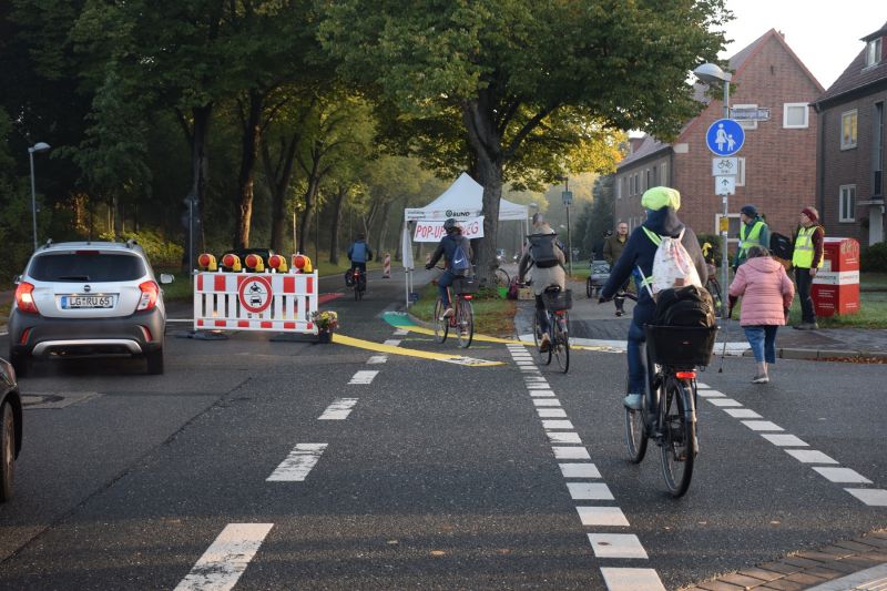 Datei:Pop-up Radweg Soltauer Straße.jpg