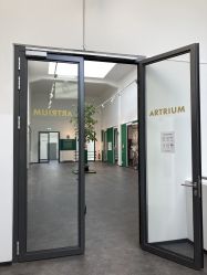 Die Eingangstür zum Artrium