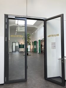 Eingangstür zum Artrium.jpg