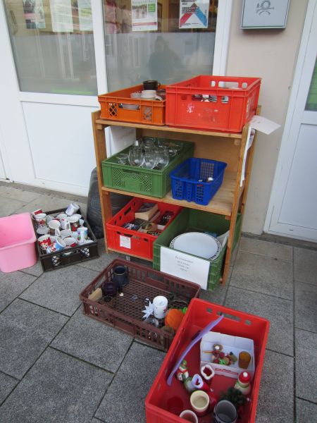 Datei:Schenkregal am Umsonstladen.jpg