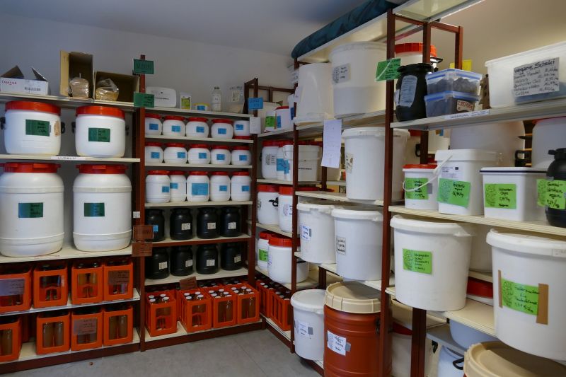 Datei:Lebensmittelkooperative Kornkonnection Lüneburg Regale.jpg