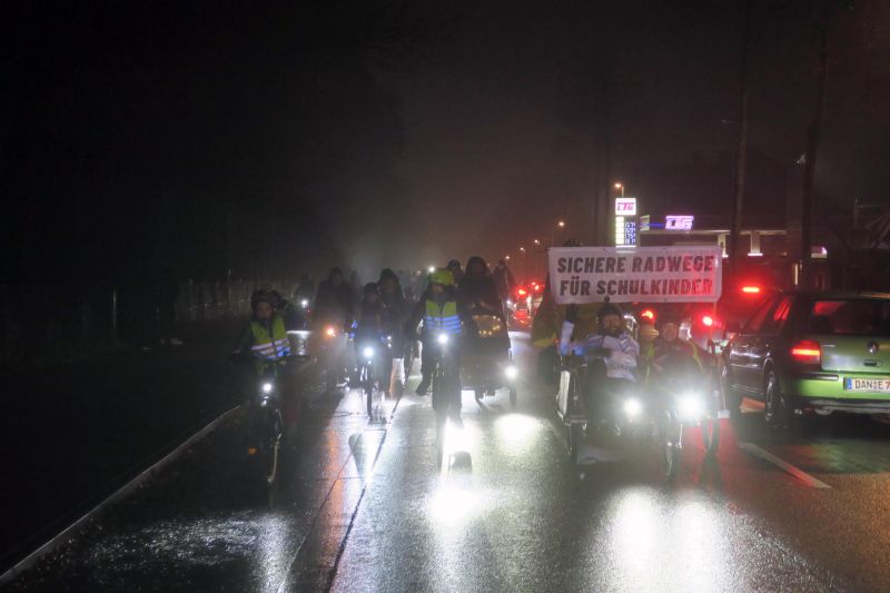 Datei:Fahrradbus Dezember 2021 Dahlenburger Landstrasse.jpg