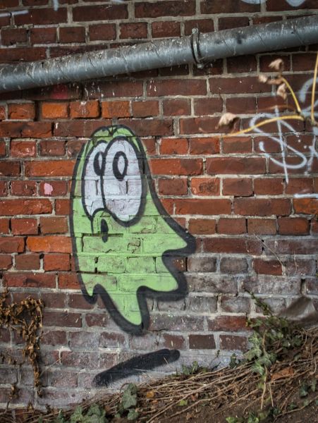 Datei:Graffitigeist Altenbrückertorstr Brücke.jpg