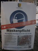 Ein Plakat weist auf die Maskenpflicht in der Lüneburger Innenstadt hin (Winter 2020)