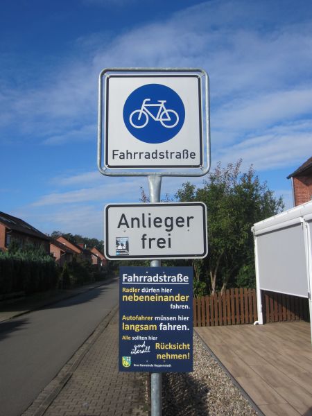 Datei:Fahrradstraße Reppenstedt mit Erklärung.jpg