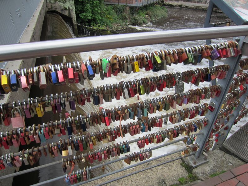 Datei:Liebesschlösser Brausebrücke.jpg