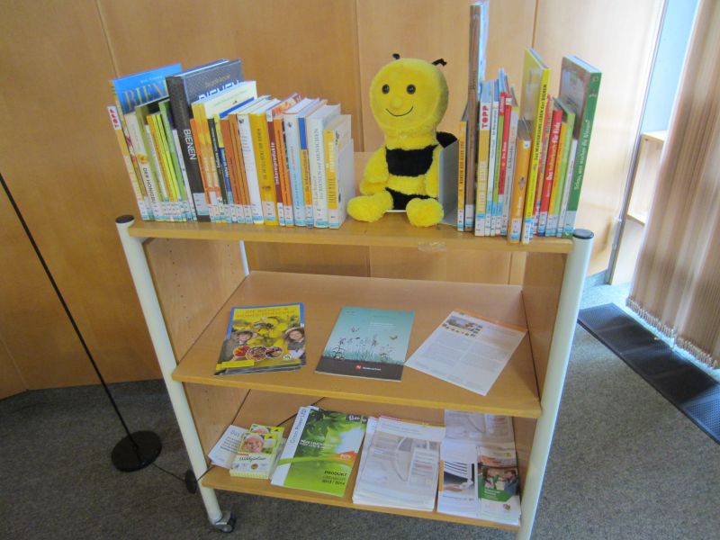 Datei:Bibliothek Adendorf - Bienen.jpg