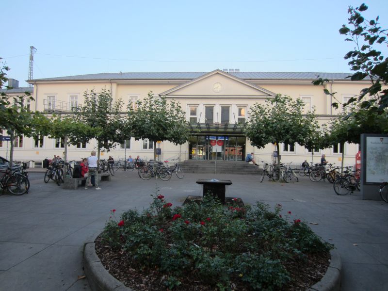 Datei:Eingang des Lüneburger Bahnhofs.jpg