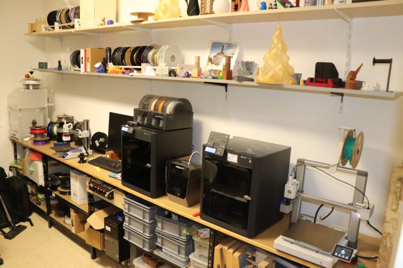 Datei:FabLab Blümchensaal Ausstattung.jpg