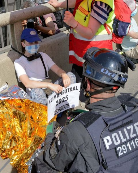 Datei:Angekettete Aktivistin.jpg