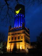 In den Ukraine-Farben angestrahler Wasserturm mit Friedenstaube