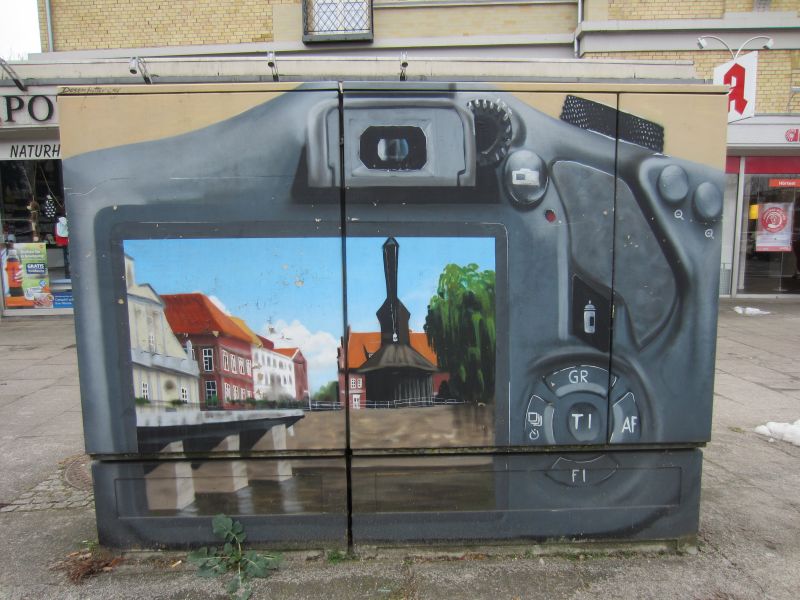 Datei:Graffiti-Stromkasten Fotoapparat 1.jpg
