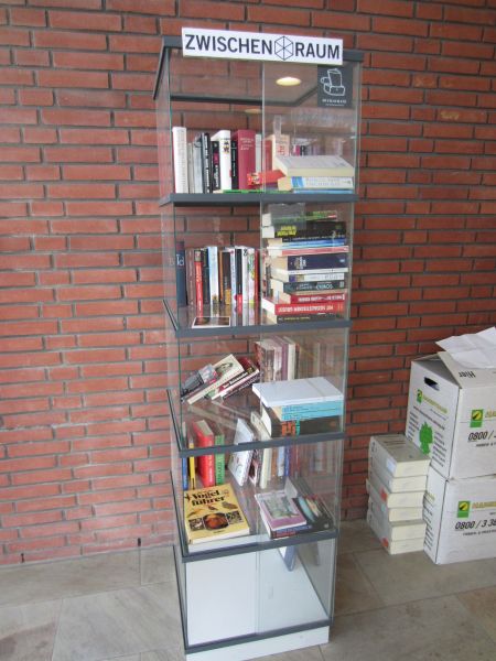 Datei:Zwischenraum Bücherregal.jpg