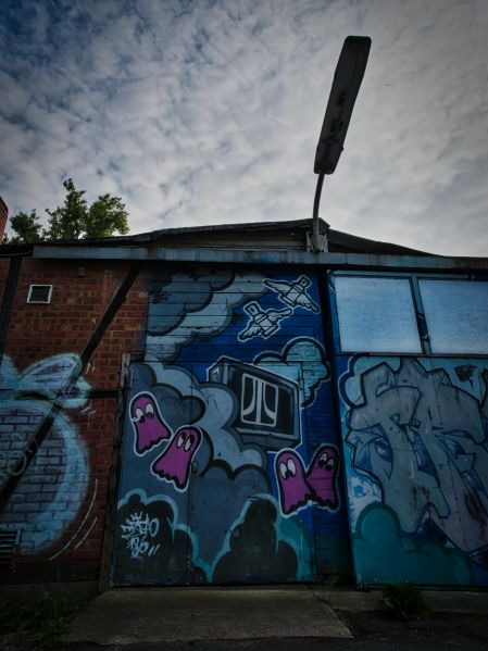 Datei:Graffitigeist Auf der Hude Lager.jpg