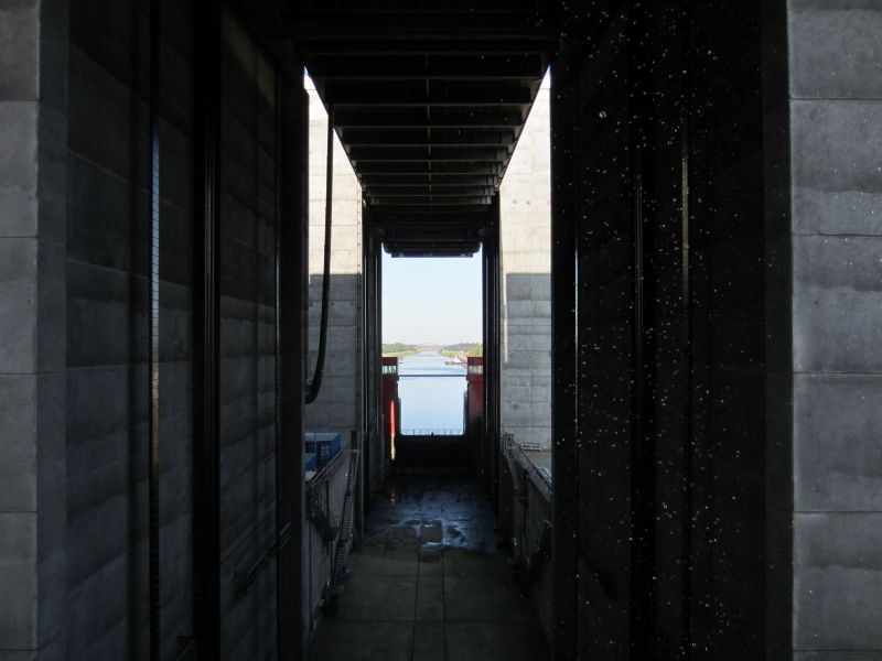 Datei:Schiffshebewerk Scharnebeck mit hochgefahrenem Trog.jpg