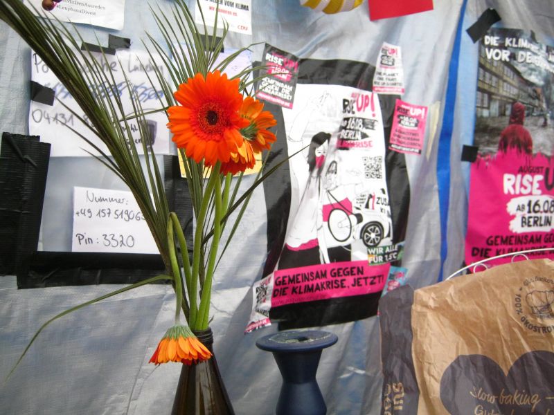 Datei:Plakat für das AugustRiseUp.jpg