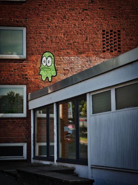 Datei:Graffitigeist Bleckeder Landstraße.jpg