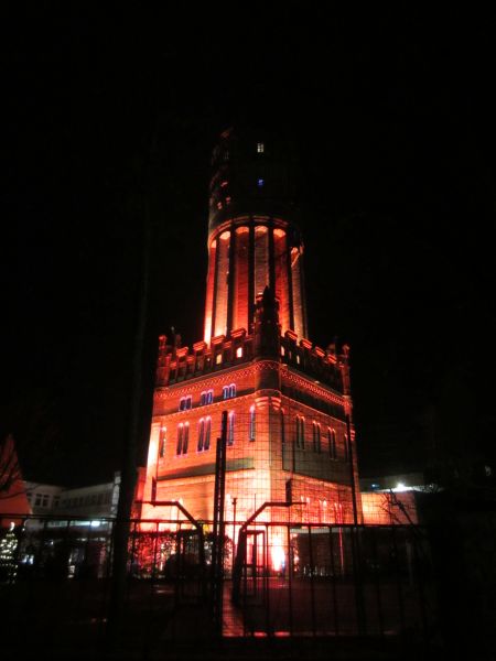 Datei:Wasserturm angestrahlt 2021.jpg
