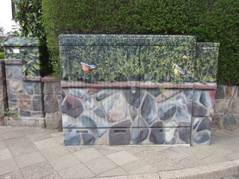 Datei:Hecke-Mauer-Camouflage.jpg