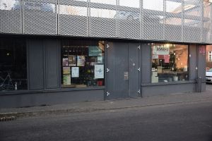 KonRAd Gebäude 28, Schaufenster