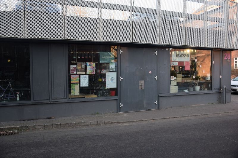 Datei:KonRAd Gebäude 28, Schaufenster.jpg