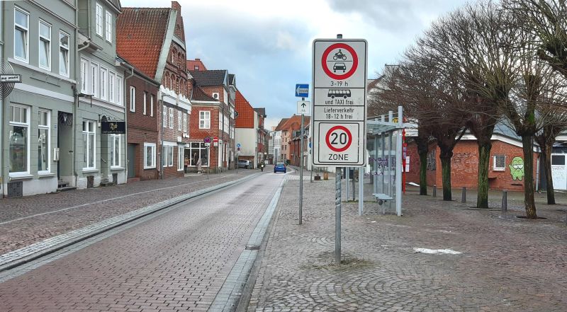 Datei:Salzstraße Verkehrszeichen.jpg