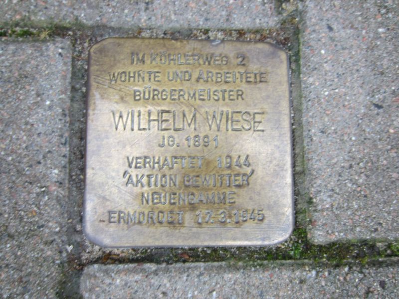 Datei:Stolperstein Rathaus Adendorf.jpg