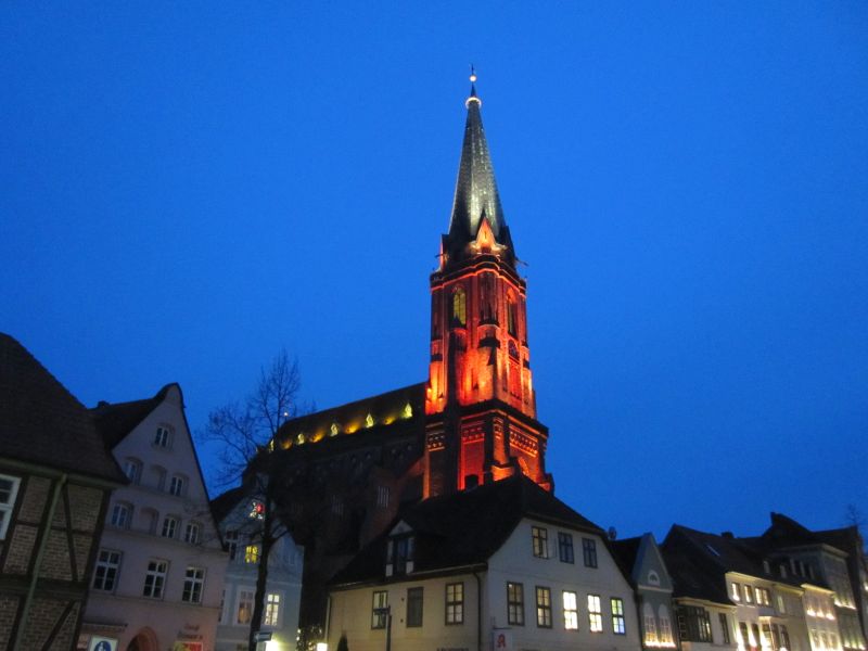 Datei:Lüneburg leuchtet Nicolaikirche.jpg