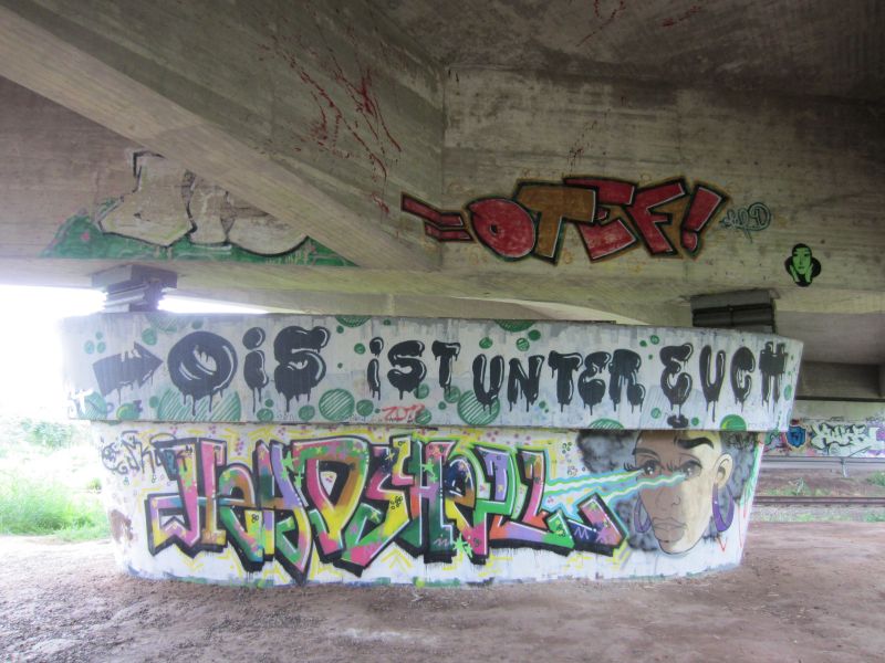 Datei:Grafitti an der Autobrücke über die Ilmenau.jpg