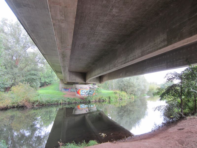 Datei:Autobrücke über die Ilmenau.jpg