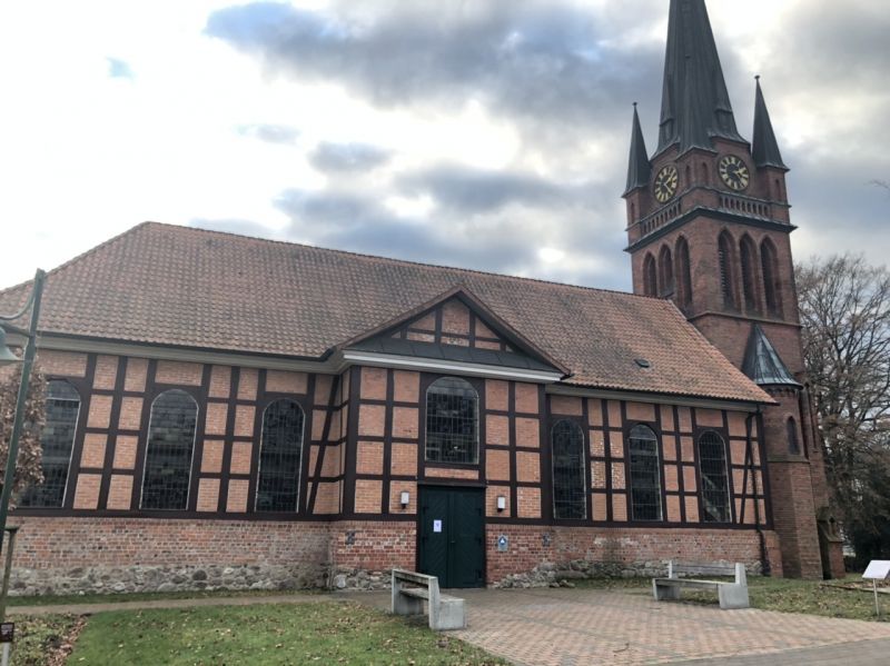 Datei:Hippolit-Kirche im Zentrum von Amelinghausen .jpg