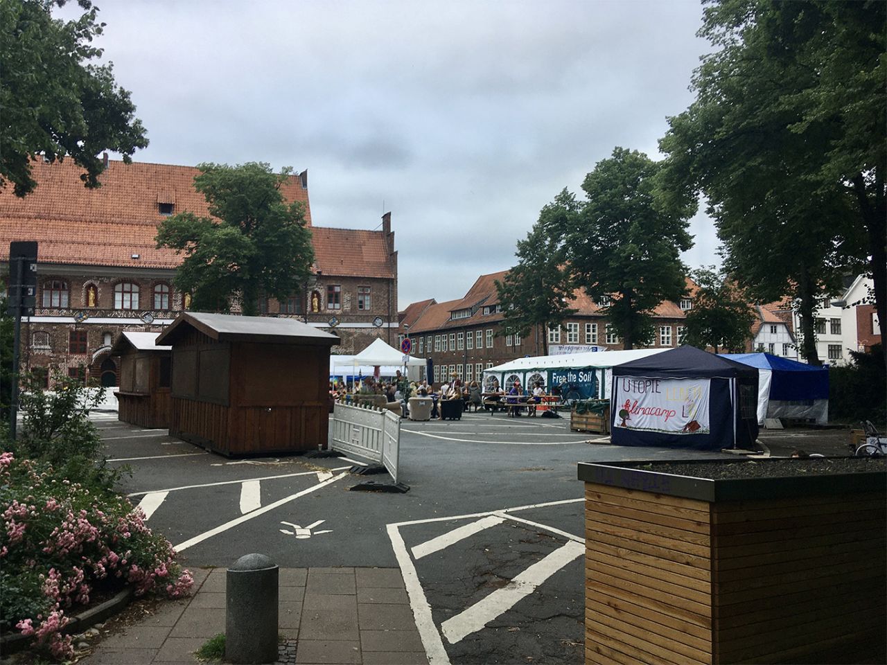 Klimacamp auf dem Marienplatz 2021, links die Teststation. Foto: Lünepedia (https://www.luenepedia.de/wiki/Marienplatz#/media/Datei:Klimacamp_auf_dem_Marienplatz.jpg)