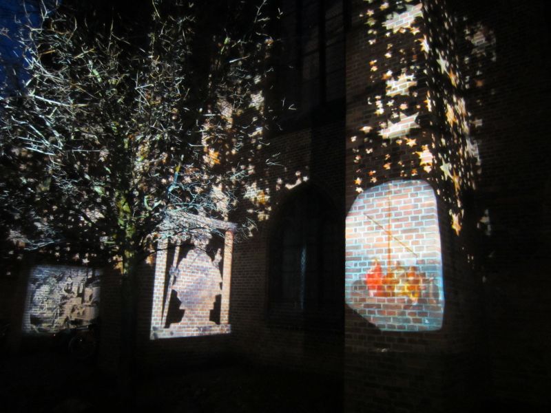 Datei:Lüneburg leuchtet Innenhof Nicolaikirche.jpg