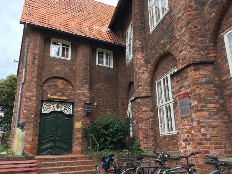 Datei:Eingang der Ratsbücherei.jpg