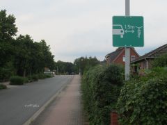 Kennzeichnungen für den Radverkehr auf dem Kirchweg