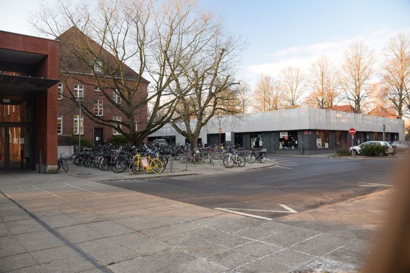 Datei:KonRAd Gebäude 28, von außen.jpg