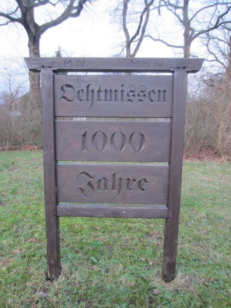 Datei:Ochtmissen 1000 Jahre Holzschild.jpg