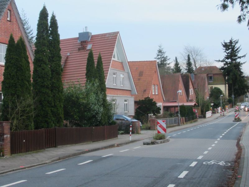 Datei:Häuser am Ochtmisser Kirchsteig.jpg