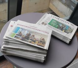 Stapel von Zeitungen auf einem Tisch