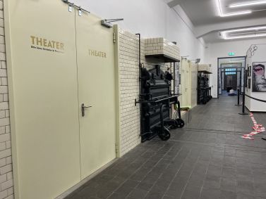 Die alten Öfen um den Theatersaal..jpg