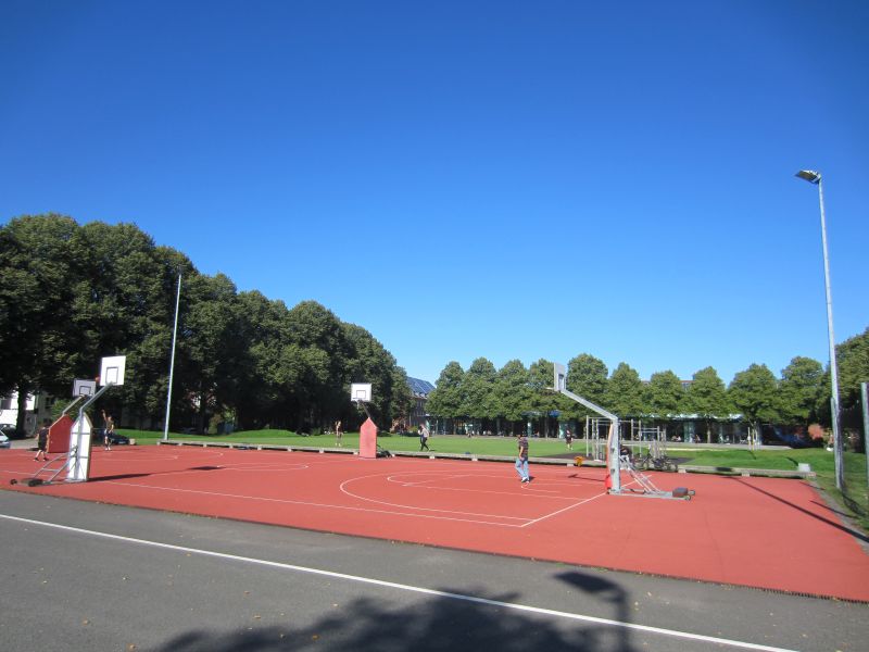Datei:Sportplätze vor der Mensawiese der Universität.jpg