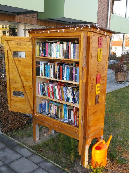 Datei:Bücherschrank Lübecker Straße 46.jpg